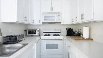 full kitchen