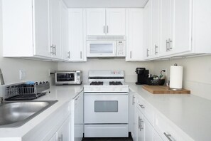 full kitchen - Tiki Vista Retreat-Majestic Views-Central Location (Santa Barbara)