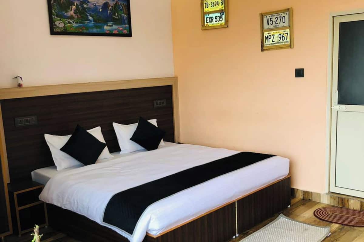 Soundproofing, free WiFi, bed sheets