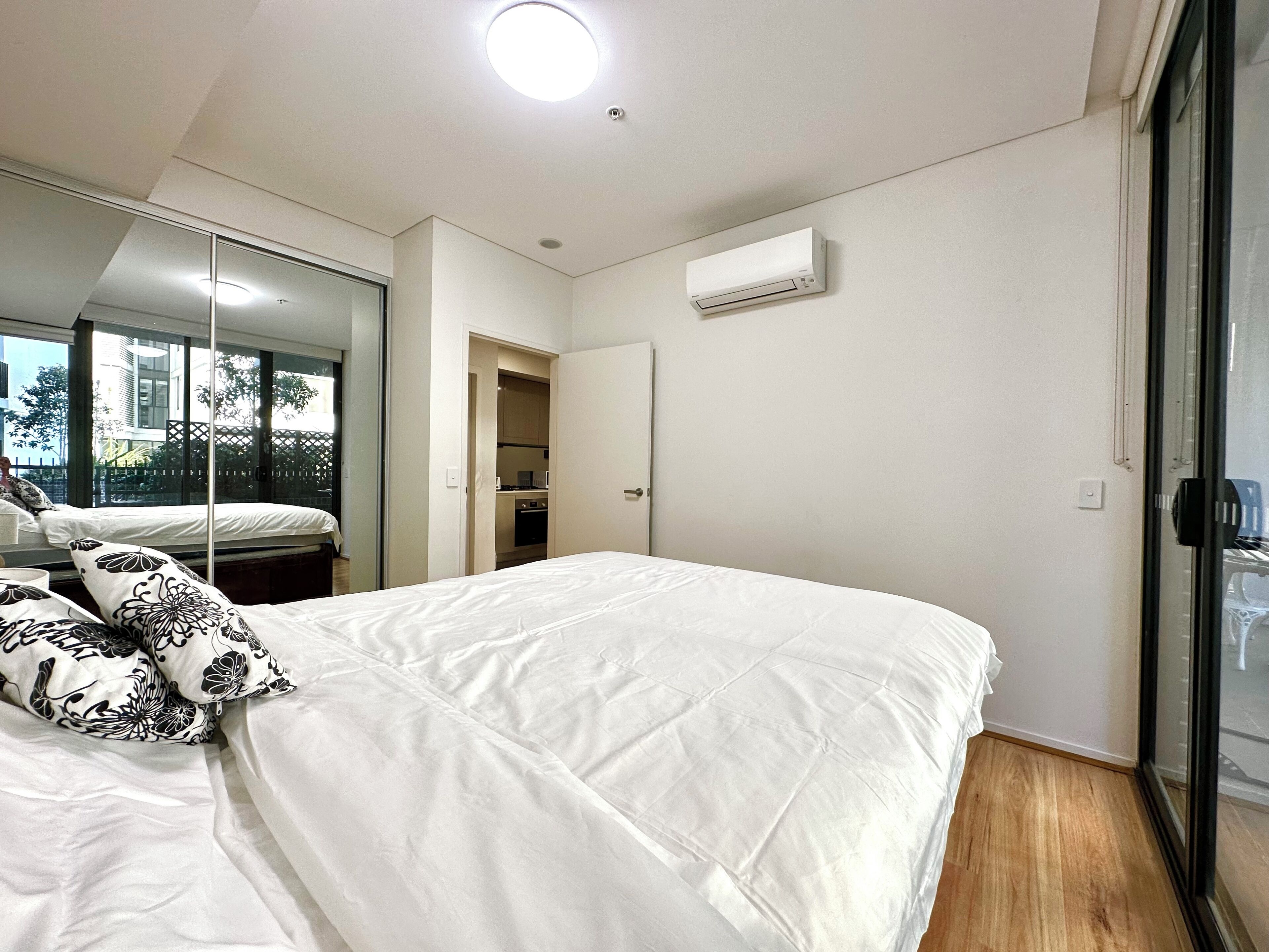 2 bedrooms, iron/ironing board, internet, bed sheets