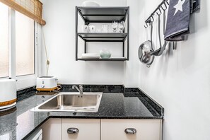 Kühlschrank, Mikrowelle, Ofen, Wasserkocher mit Kaffee-/Teezubehör