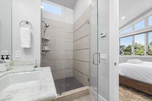Dusche, Haartrockner, Handtücher