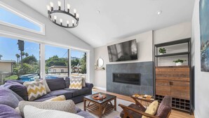TV, fireplace, stereo, offices - 4 Bedroom Luxury in Capitola Village w/ parking! (Capitola)