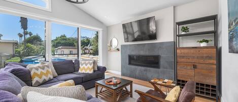 TV, lareira, livros, aparelho de som