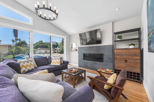 4 Bedroom Luxury in Capitola Village w/ parking!