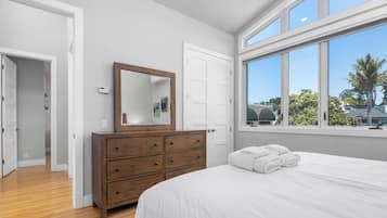 4 bedrooms, travel crib, WiFi, bed sheets