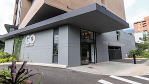 Un edificio moderno con un llamativo letrero de 'GO', grandes ventanales y una zona de acceso cubierta.