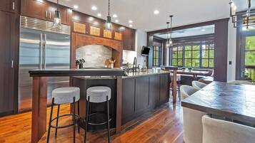 ثلاجة، ميكروويف، فرن، غسالة أطباق