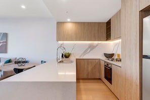 Kylskåp, mikrovågsugn, ugn och spishäll