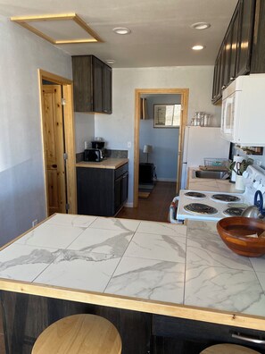 Micro-ondes, four, plaque de cuisson