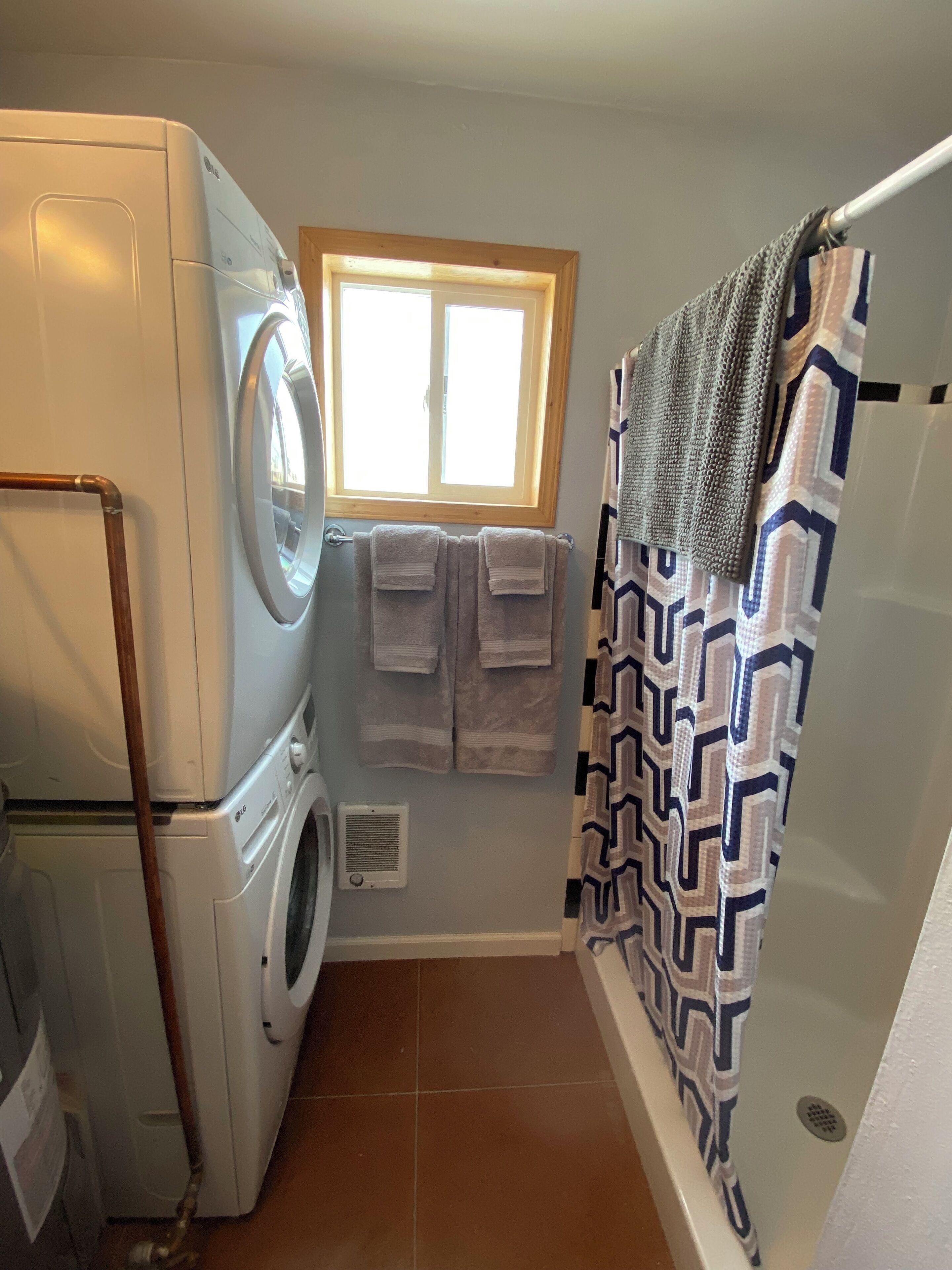 Dusj, hårføner, håndklær og såpe