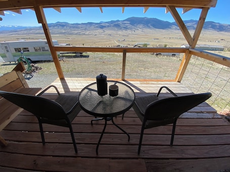Outdoor dining. Peaceful apartment with WiFi in Whitetail Valley north of Whitehall.