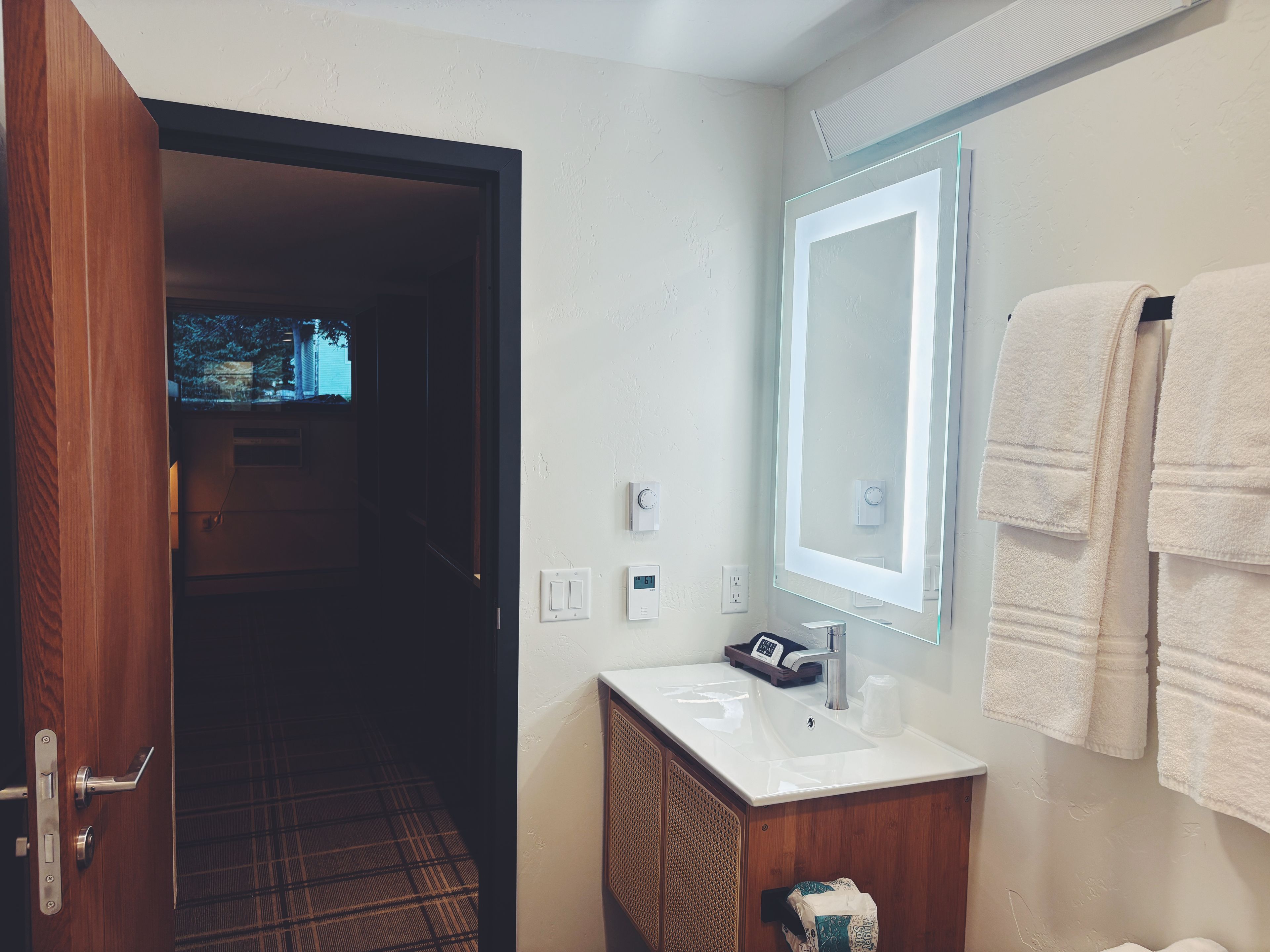 Comfort Room, Multiple Beds | Bathroom