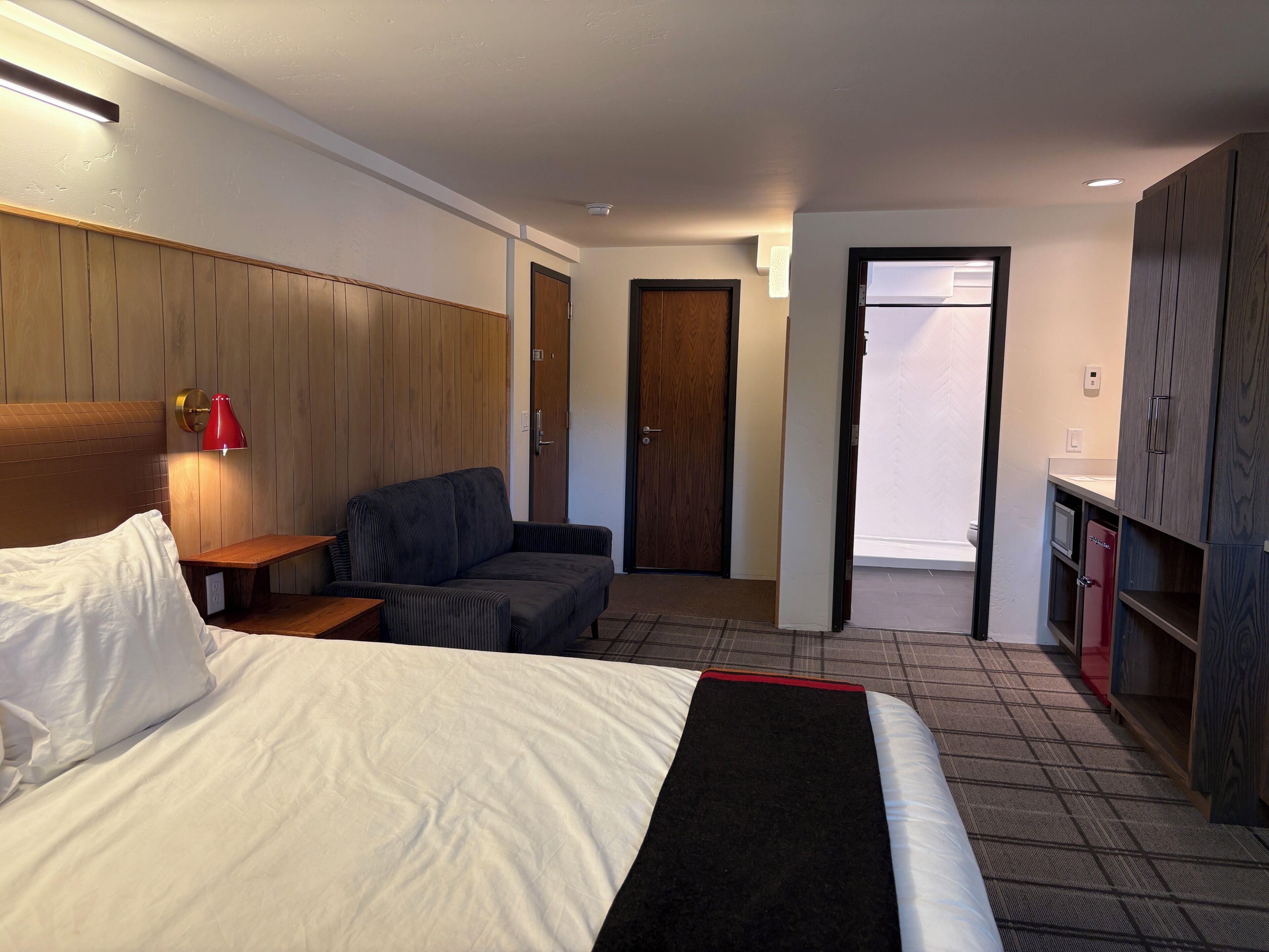 Comfort Single Room, 1 King Bed | Laptop workspace, WiFi (free), individually decorated, bed sheets