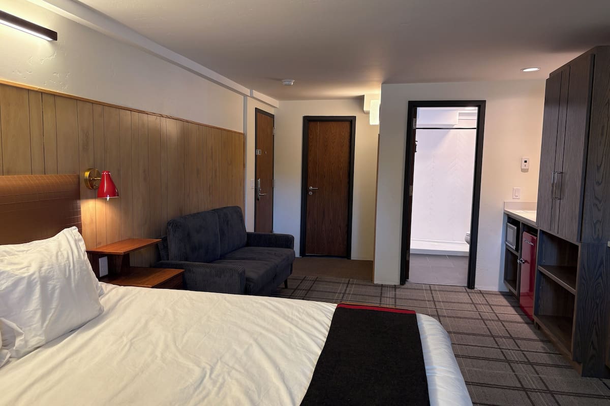 Laptop workspace, free WiFi, individually decorated, bed sheets