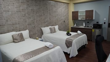 Deluxe-studio, 2 parisänkyä, näköala puutarhaan | Työpöytä, kannettavalle tietokoneelle sopiva työtila, ilmainen Wi-Fi