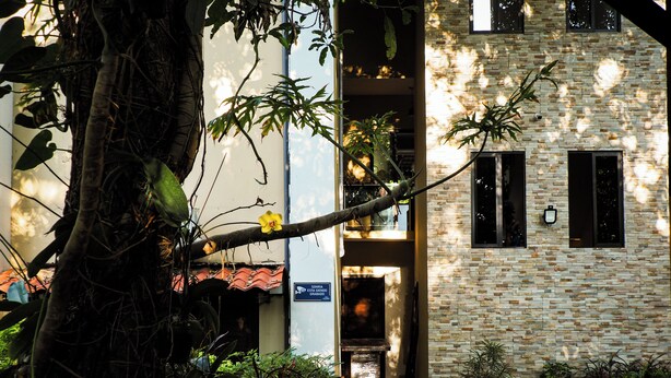 Un edificio con fachada de ladrillo y un vestíbulo cubierto.