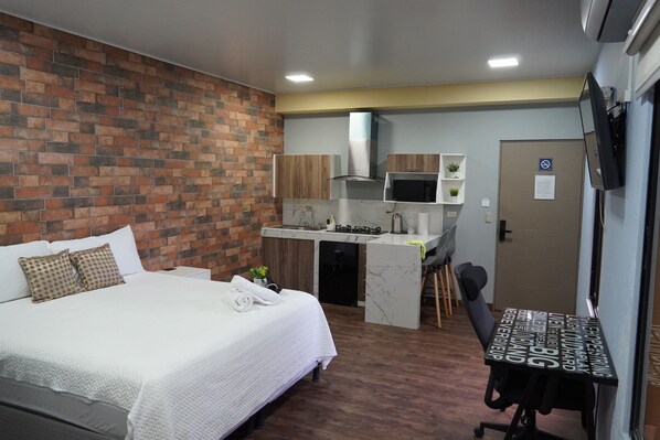 Deluxe Studio Suite, 1 King Bed, Garden View | Free WiFi, bed sheets - Villa Las Flores (San Salvador)