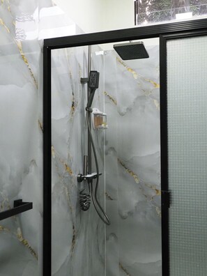 Habitación Confort con 2 camas individuales | Baño | Regadera, secadora de cabello, toallas, jabón 