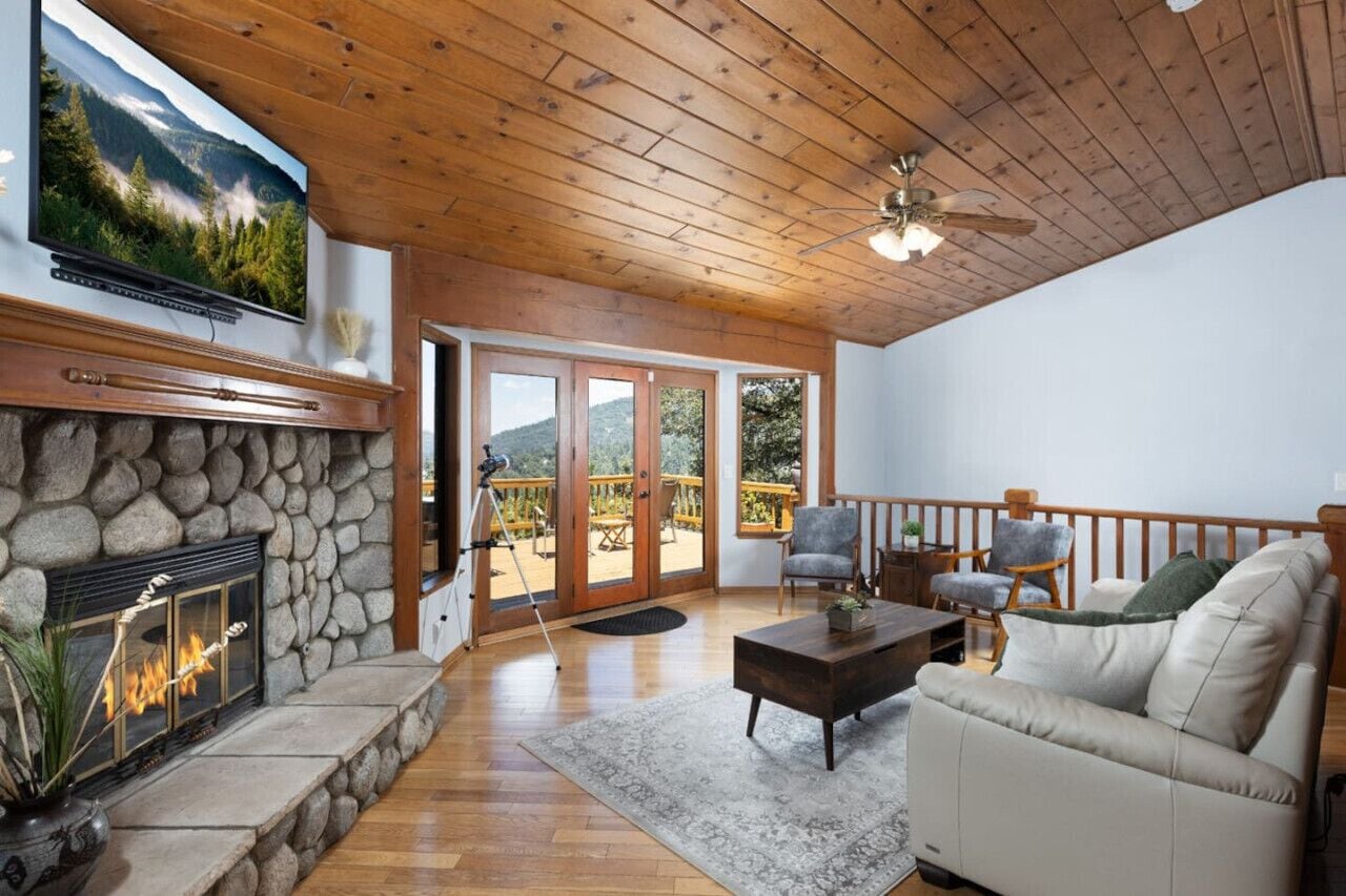 Televisión, chimenea, futbolito y estéreo 