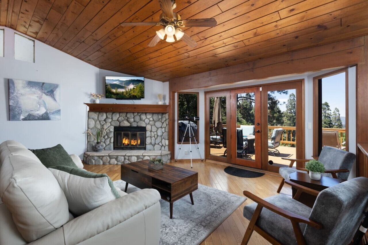 Televisión, chimenea, futbolito, estéreo