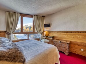 3 bedrooms, travel cot, WiFi, bed sheets