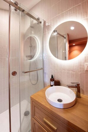 Shower, hair dryer, towels - Belfort - Lovely apartment Croix-Rousse with A/C (Lyon)