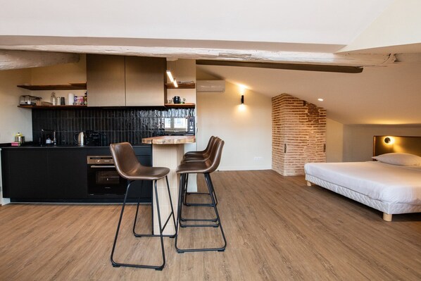 Desk, iron/ironing board, WiFi, bed sheets - Belfort - Lovely apartment Croix-Rousse with A/C (Lyon)