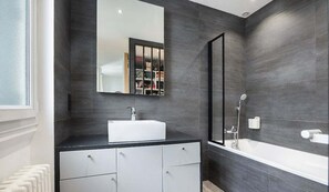 Douche, articles de toilette écologiques, sèche-cheveux