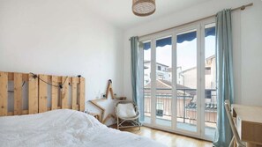4 bedrooms, desk, iron/ironing board, free WiFi