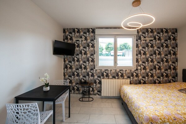 Iron/ironing board, Internet, bed sheets