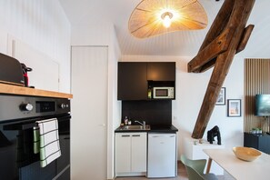 Réfrigérateur, micro-ondes, cafetière/bouilloire, grille-pain