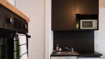 Réfrigérateur, micro-ondes, cafetière/bouilloire, grille-pain