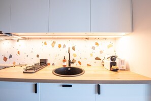 Kühlschrank, Ofen, Wasserkocher mit Kaffee-/Teezubehör, Toaster