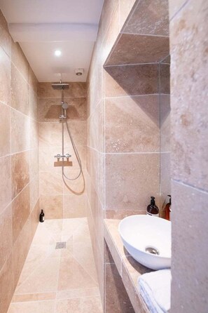 Dusche, Haartrockner, Handtücher