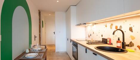 Fridge, oven, coffee/tea maker, toaster