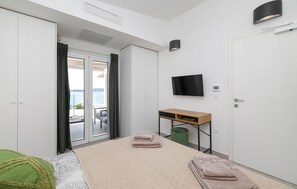 4 bedrooms, iron/ironing board, travel cot, free WiFi