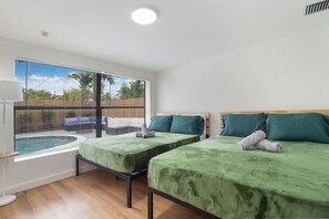 5 chambres, coffres-forts dans les chambres, bureau