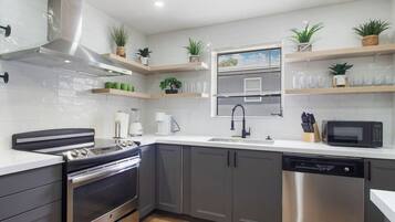 Frigorífic, microones, forn i placa de cuina