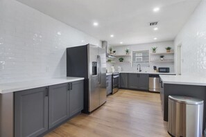 Frigorífic, microones, forn i placa de cuina 