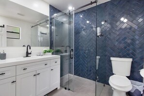 Sèche-cheveux, serviettes fournies, savon, shampoing