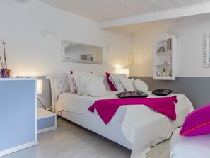 6 bedrooms, desk, internet