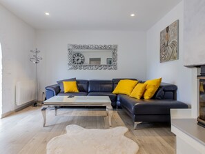 TV, fireplace - Villa du Soleil by Interhome (Nîmes)