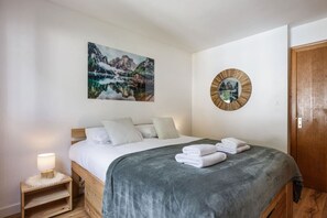 2 عدّة غرف نوم ومكواة/لوح كي وسرير سفر وواي فاي مجانًا