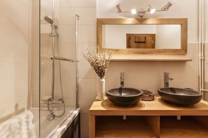 Séchoir à cheveux, serviettes fournies