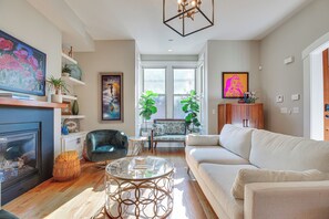 TV, fireplace - Vibrant Downtown Cincinnati Townhome w/ Sauna! (Cincinnati)