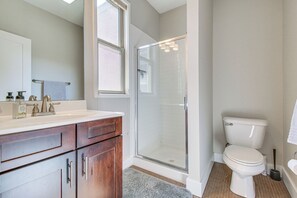 Hair dryer, towels - Vibrant Downtown Cincinnati Townhome w/ Sauna! (Cincinnati)