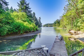Property grounds - Bayfront PNW Lodge: Dock, Pickleball & Guest House (Bainbridge Island)