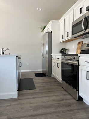 Private kitchen - Charming 3-bedroom house with WiFi and AC in lovely Fargo (Fargo)