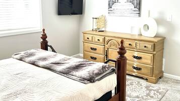 3 bedrooms, iron/ironing board, WiFi, bed sheets